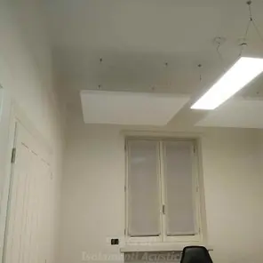 Installazione di Pannelli Fonoassorbenti a Soffitto in Ufficio – Dettaglio Reale<br /><br />