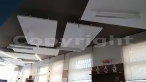 Correzione acustica con pannelli sospesi per eliminare il riverbero nei locali pubblici<br /><br />
