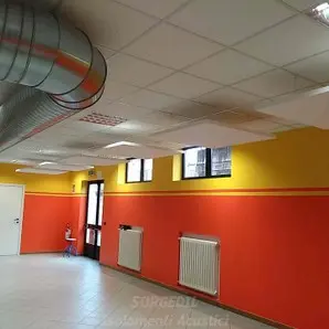 Pannelli acustici tra impianti e luci in mensa scolastica<br /><br />