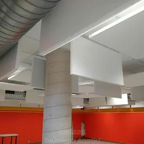 Pannelli fonoassorbenti su soffitto tecnico con impianti a vista<br /><br />