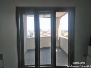 Vista su balcone esterno dopo l’intervento di insonorizzazione Sorgedil<br /><br /> Isolamento acustico su porta-finestra con vista su terrazzo<br /><br />