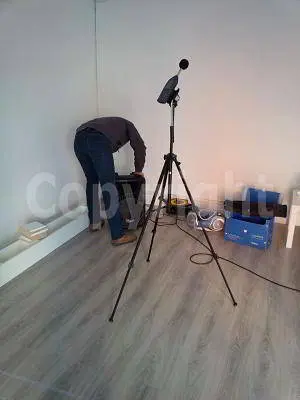 Tecnico in Preparazione per Test Fonometrico con Fonometro e Diffusore<br /><br />