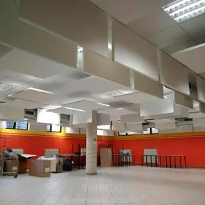 Baffles fonoassorbenti tra impianti e luci in mensa scolastica<br /><br />