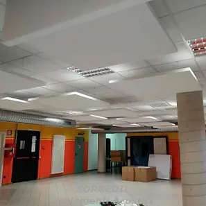 Baffles acustici su soffitto tecnico con impianti a vista<br /><br />
