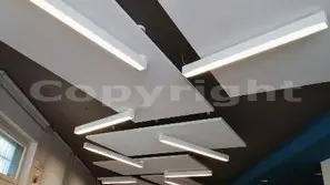 Soffitto insonorizzato con pannelli fonoassorbenti sospesi e illuminazione lineare<br /><br />