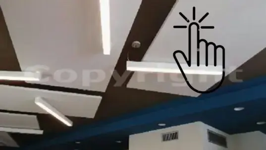 Intervento acustico professionale in un ristorante con pannelli fonoassorbenti integrati nel design del soffitto: soluzione efficace contro il rimbombo e il rumore ambientale.