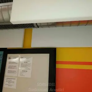 Installazione fonoassorbente vicino segnaletica scolastica<br /><br />