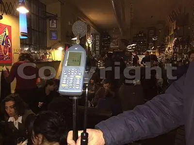 Fonometro posizionato all'esterno di un locale per rilevare l’impatto acustico